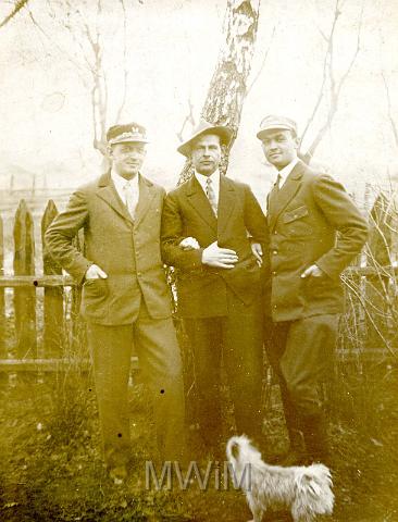 KKE 020.jpg - Od lewej: pierwszy nieznany, drugi Józef Muszałowski - brat Heleny Orzechowskiej z domu Muszałowskiej, trzeci pan Stulik -  leśniczy w Cumaniu, lata 30-te XX wieku.